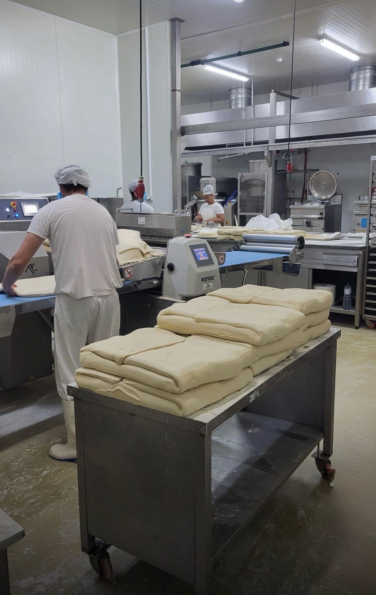 Le feuilletage de la pâte, façonné à la main dans l'atelier
