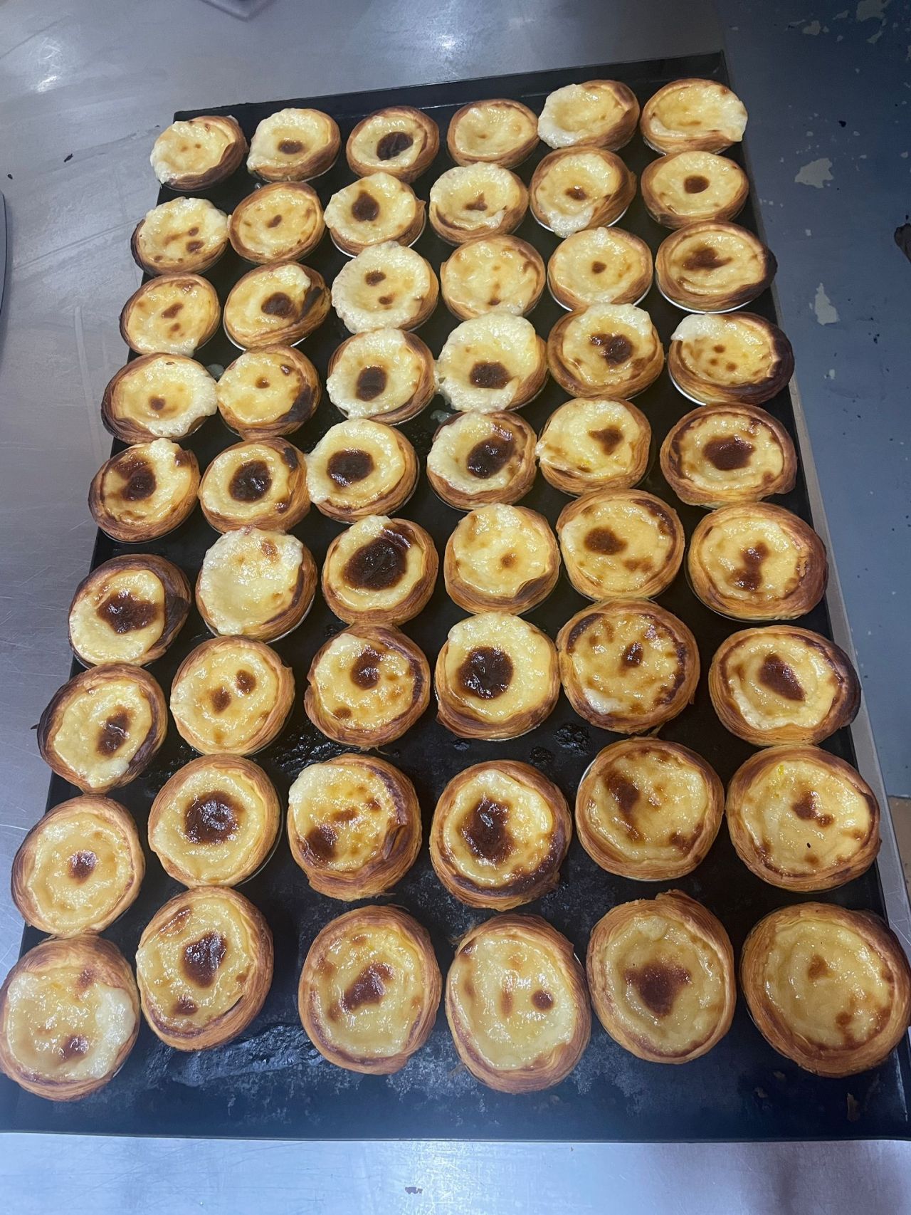 Une plaque de pastéis de nata réalisés avec Süvy, à la sortie du four